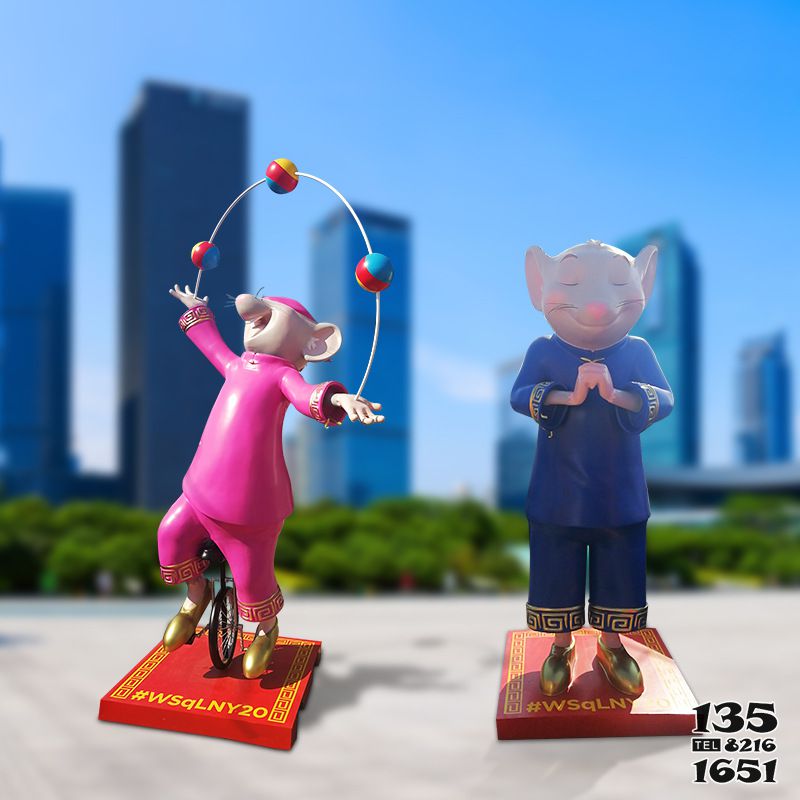 老鼠雕塑-户外创意装饰品摆件玻璃钢打造变戏法的老鼠雕塑高清图片