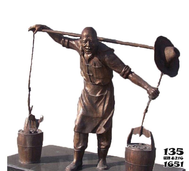 老人雕塑-步行街摆放挑扁担的铜雕老人雕塑高清图片
