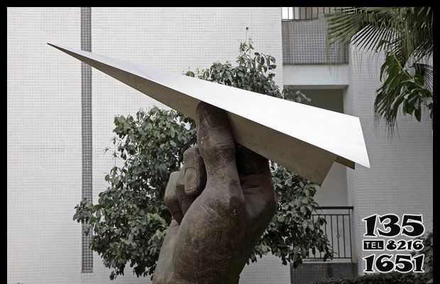飞机雕塑-宿舍不锈钢放飞的纸飞机雕塑高清图片