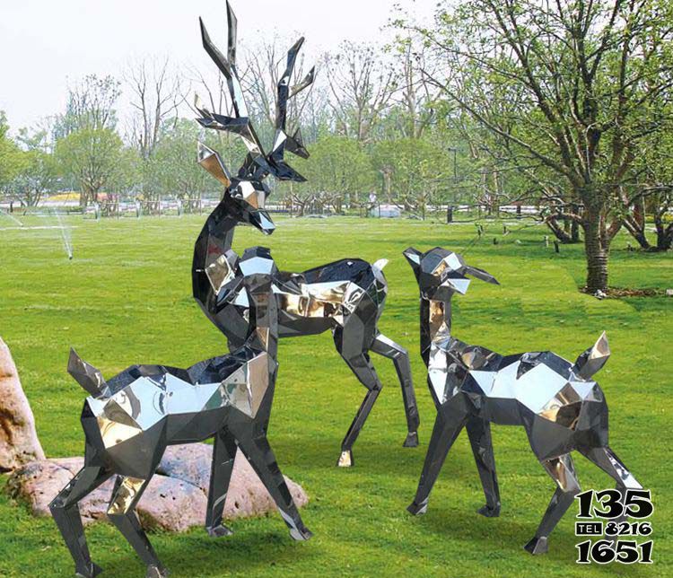 梅花鹿雕塑-几何不锈钢镜面户外玩耍的梅花鹿雕塑高清图片