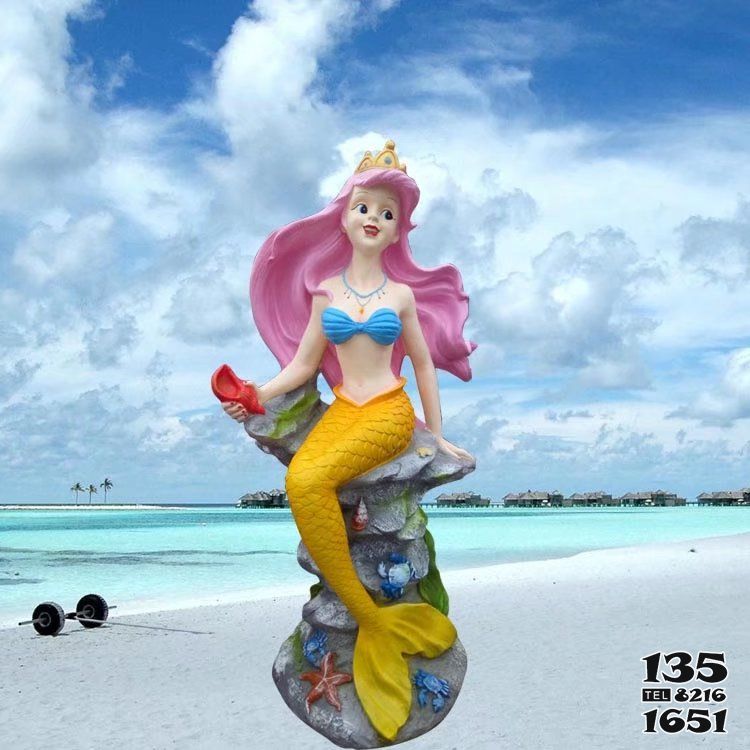 美人鱼雕塑-海边公园摆放的红头发的玻璃钢彩绘美人鱼雕塑高清图片