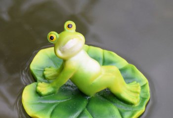 青蛙雕塑-水中荷叶上半躺式树脂青蛙雕塑