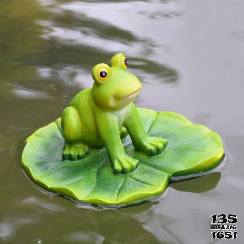 青蛙雕塑-水中漂浮的荷叶上的玻璃钢树脂青蛙雕塑高清图片