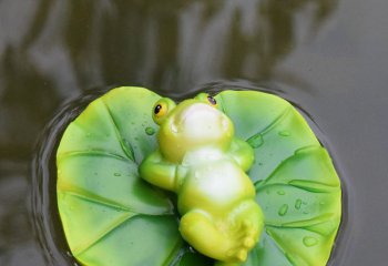 青蛙雕塑-水中荷叶上休息的玻璃钢彩绘青蛙雕塑