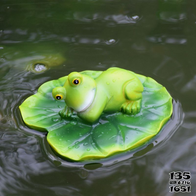 青蛙雕塑-水中荷叶上趴着的树脂青蛙雕塑高清图片