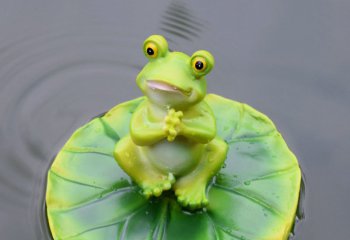 青蛙雕塑-水中荷叶上坐着的玻璃钢材质青蛙雕塑