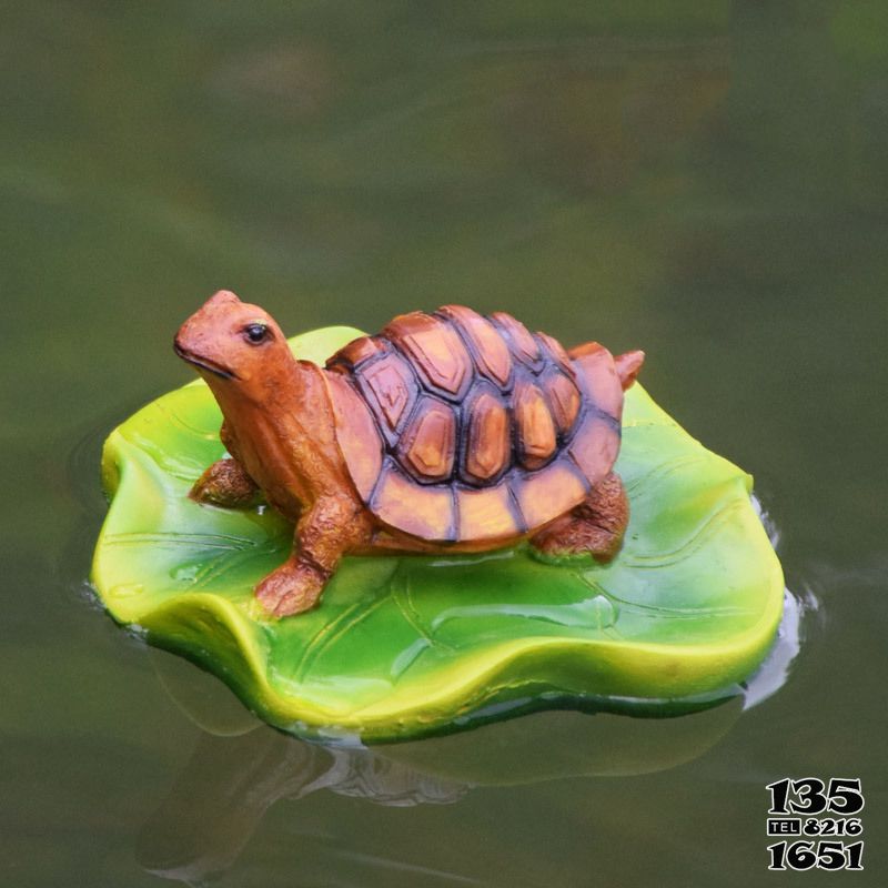 乌龟雕塑-水中在荷叶上爬行的玻璃钢树脂乌龟雕塑高清图片