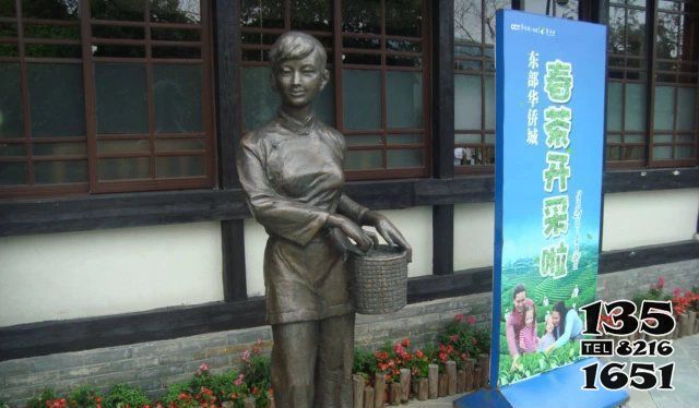 茶雕塑-不锈钢仿铜女孩采茶街边站着的人物景观茶雕塑高清图片