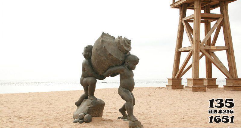 儿童雕塑-海边抬着海螺的小男孩景观儿童雕塑高清图片