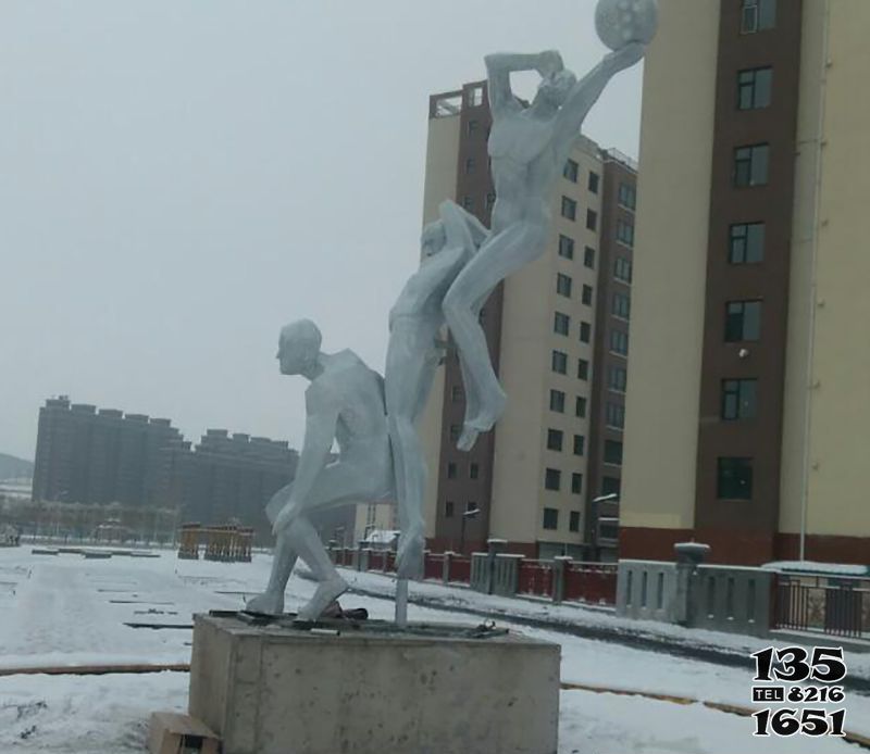 篮球雕塑-小区广场摆放网格创意不锈钢打篮球雕塑高清图片