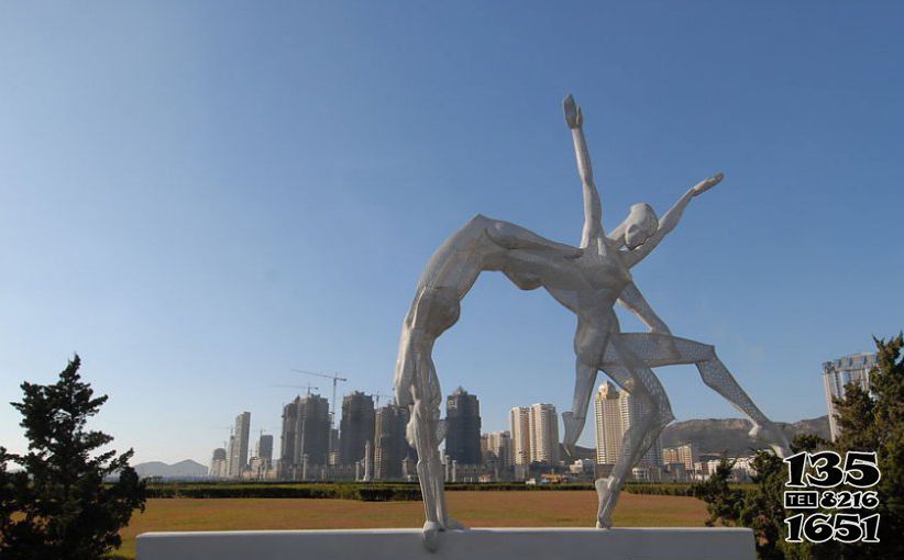 体操雕塑-景区广场网格不锈钢连体操人物雕塑高清图片