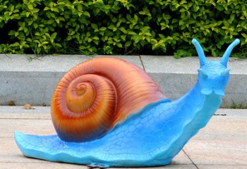 蜗牛雕塑-公园摆放的蓝色爬行的玻璃钢彩绘蜗牛雕塑