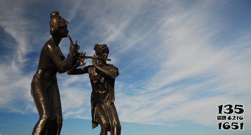 吹奏雕塑-广场吹奏乐器的少数民族人物景观铜雕吹奏雕塑高清图片