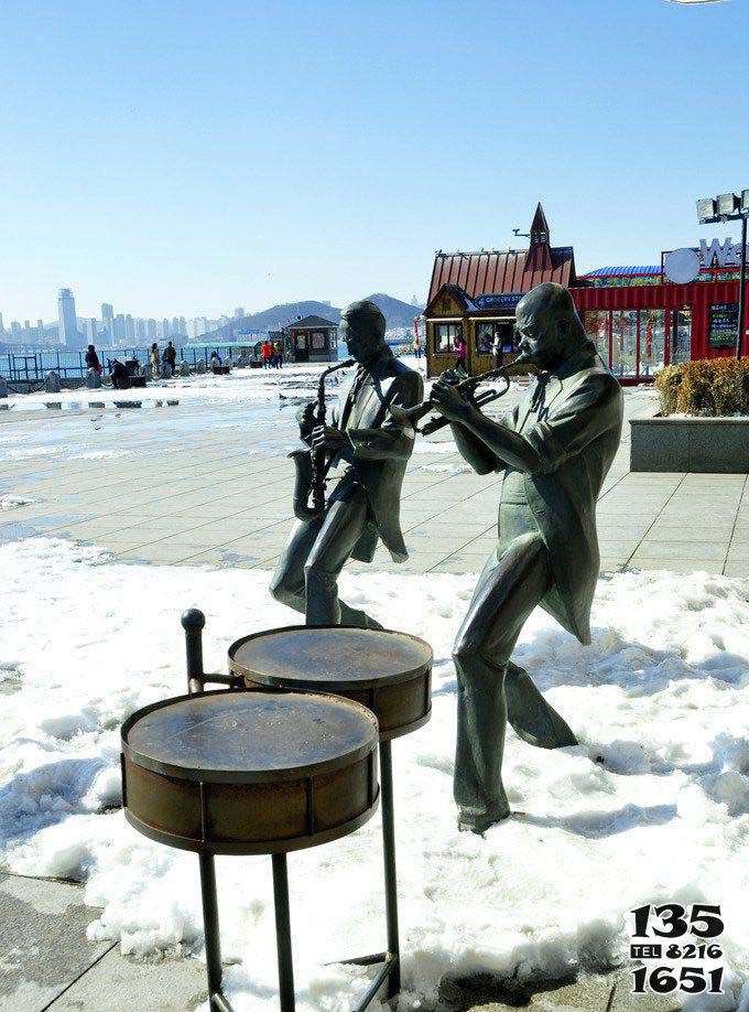 吹奏雕塑-广场吹奏乐器的人物铜雕吹奏雕塑高清图片