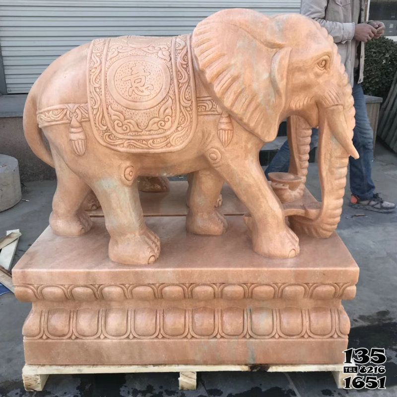 大象雕塑-站在长方形石墩上的大象雕塑高清图片