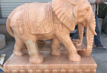 大象雕塑-站在长方形石墩上的大象雕塑