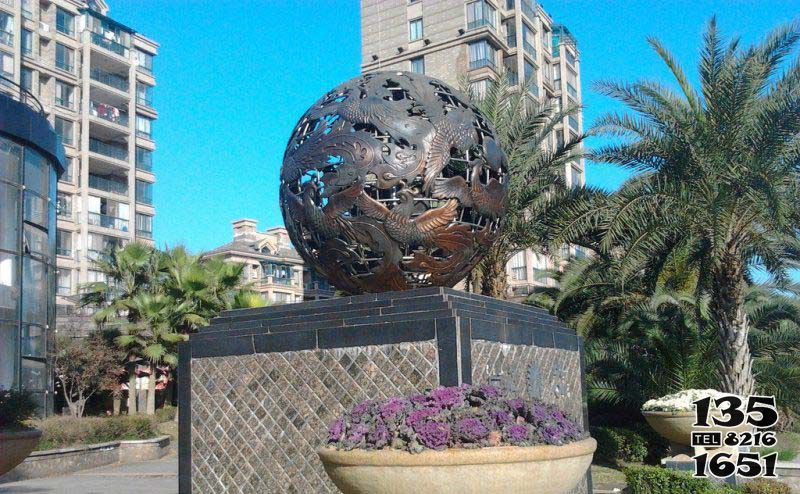 凤凰雕塑-景区街道创意不锈钢圆球上的浮雕凤凰雕塑高清图片