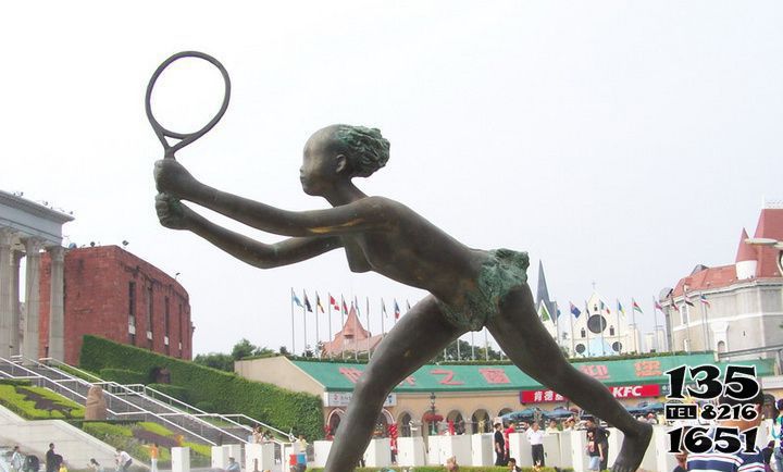 公园少女打羽毛球铜雕高清图片