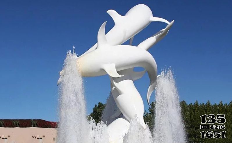 海豚雕塑-喷泉里跳跃几只白色海豚雕塑高清图片
