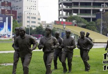 跑步雕塑-草坪公园跑步的人物玻璃钢仿铜雕塑
