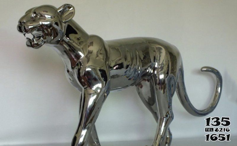 豹子雕塑-不锈钢白钢镜面行走中的豹子雕塑高清图片
