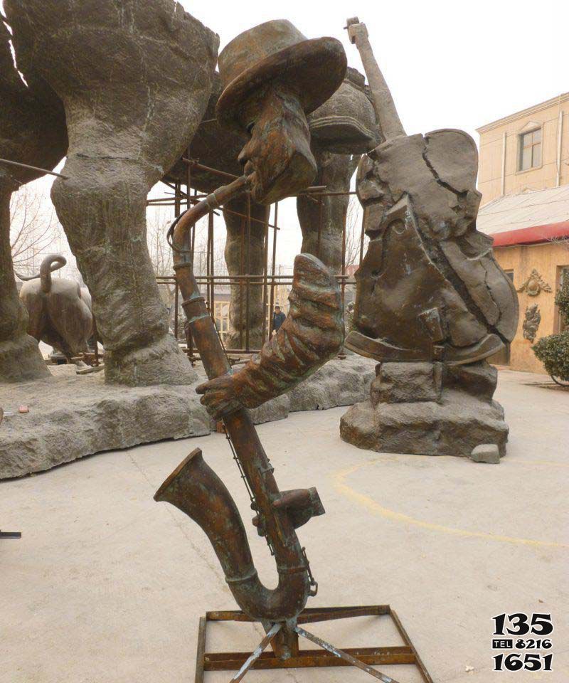 吹奏雕塑-公园抽象吹萨克斯的人物景观铜雕吹奏雕塑高清图片