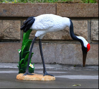 丹顶鹤雕塑-玻璃钢彩绘户外公园觅食的丹顶鹤雕塑高清图片