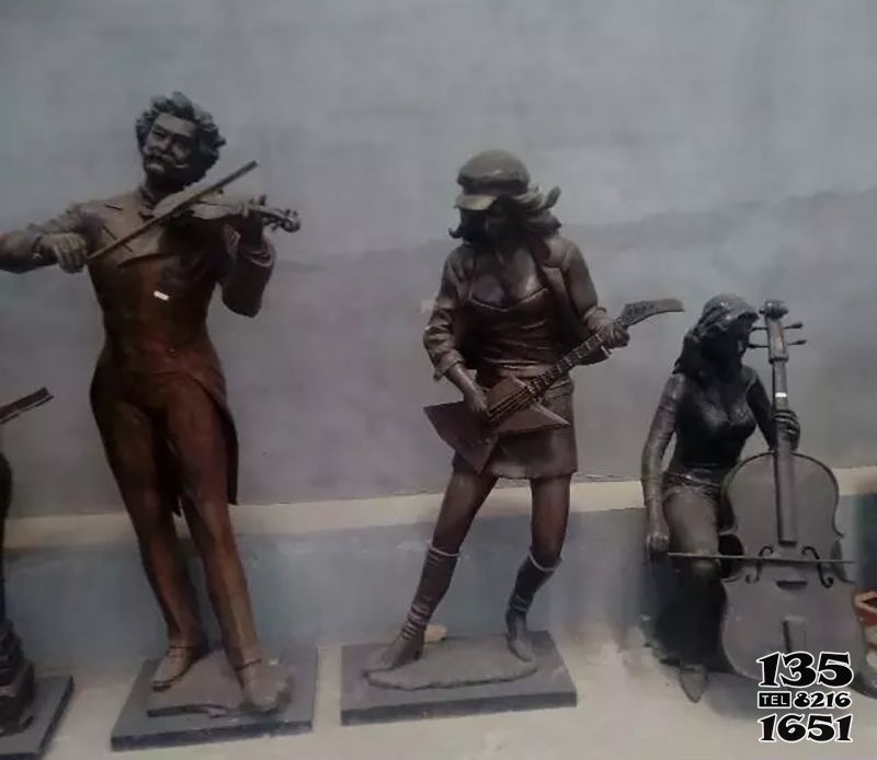 弹奏人物雕塑-广场弹奏人物铜雕弹雕塑高清图片