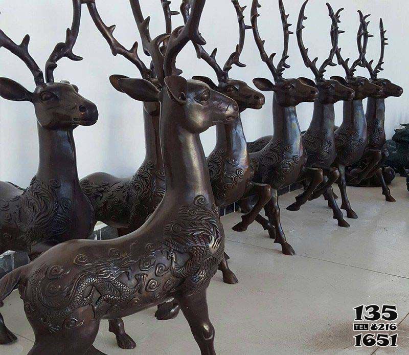 鹿雕塑-公园大型仿真动物景观铜雕鹿雕塑高清图片