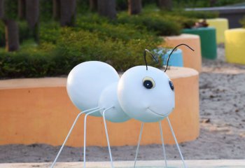 蚂蚁雕塑-幼儿园摆放小号白色玻璃钢蚂蚁雕塑