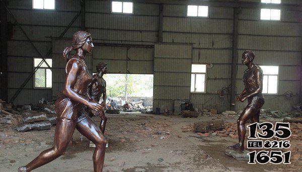 跑步雕塑-广场跑步女生人物玻璃钢仿铜雕塑高清图片
