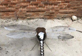 蜻蜓雕塑-景区企业镜面爬行不锈钢蜻蜓雕塑