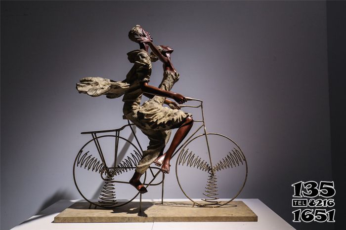 人物雕塑-景区创意不锈钢仿铜骑自行车的人物雕塑高清图片