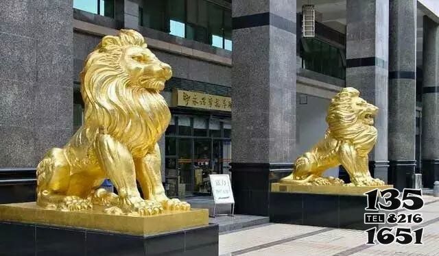 狮子雕塑-酒店企业大型仿真纯金打造狮子雕塑高清图片
