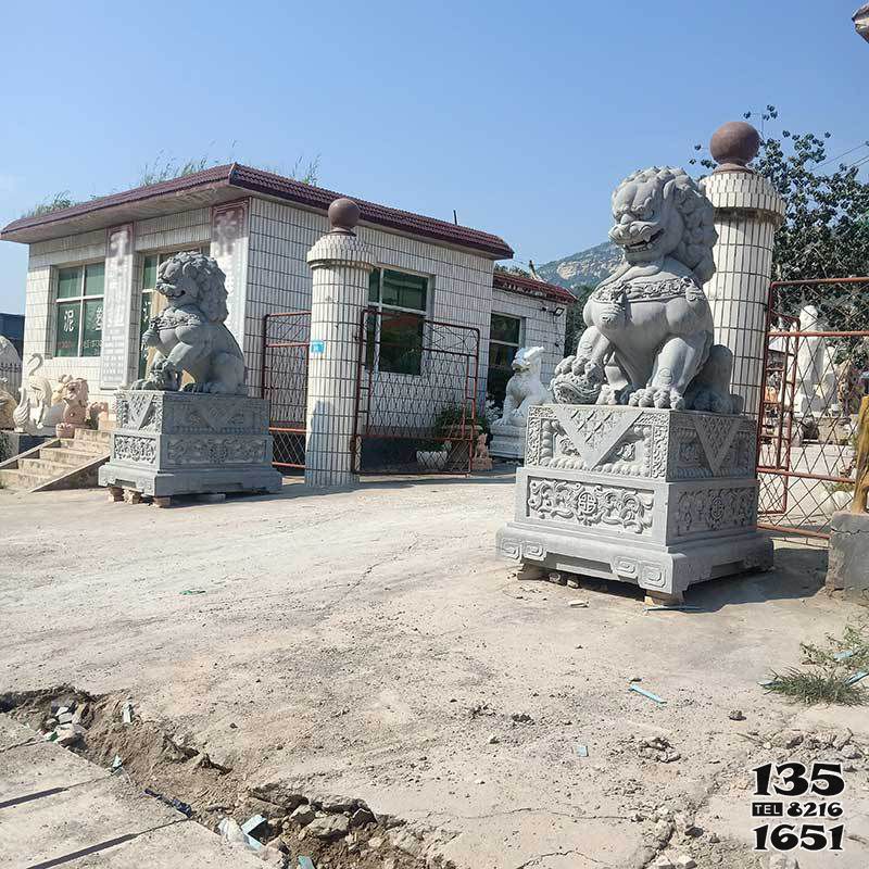 狮子雕塑-工厂门口大理石石雕一对招财的狮子雕塑高清图片