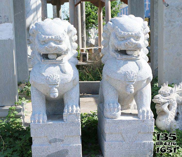 狮子雕塑-户外广场汉白玉石雕一对大型仿真狮子雕塑高清图片