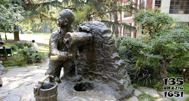 儿童雕塑-公园打井水的小男孩小品铜雕儿童雕塑高清图片