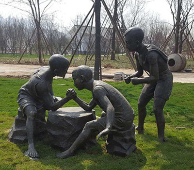 儿童雕塑-公园玻璃钢掰手腕的孩子儿童雕塑高清图片