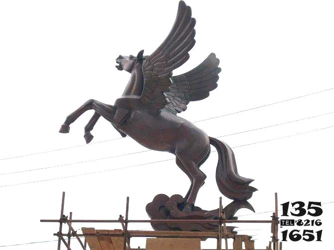 飞马雕塑-广场上摆放的脚踩祥云的玻璃钢创意飞马雕塑高清图片