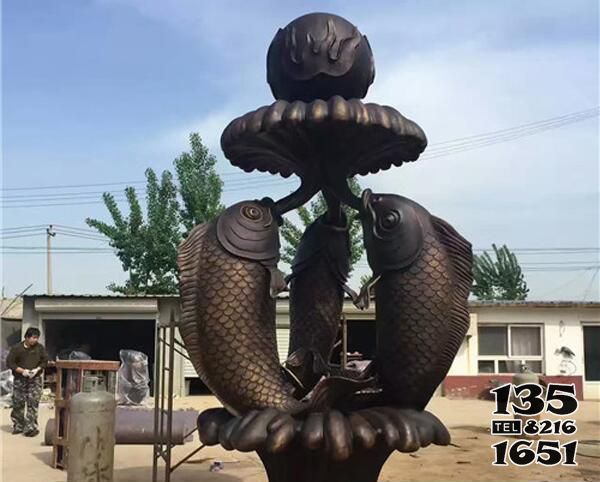 鲤鱼雕塑-公园广场摆放的顶球的不锈钢创意鲤鱼雕塑高清图片