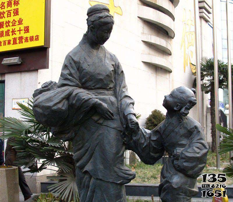 母子雕塑-商业街摆放古代铜铸创意拉手母子雕塑高清图片