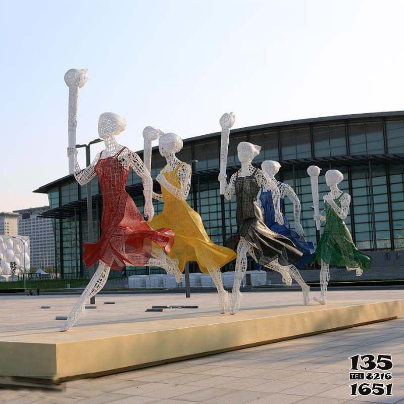 跑步雕塑-城市街道广场镂空不锈钢持火炬跑步的美女雕塑
