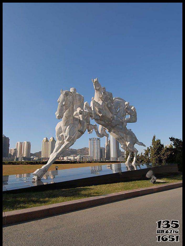 骑马雕塑-户外不锈钢抽象人物骑马雕塑高清图片