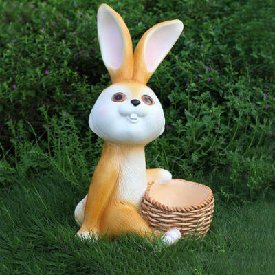 兔子雕塑-别墅摆放一只玩耍的玻璃钢兔子雕塑高清图片
