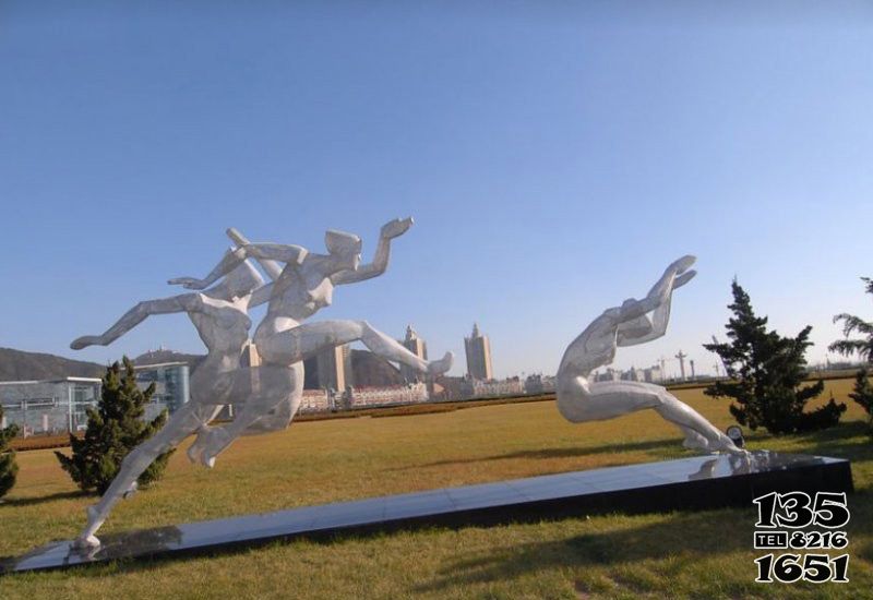 跳远雕塑-公园草坪不锈钢抽象跳远的运动员雕塑高清图片