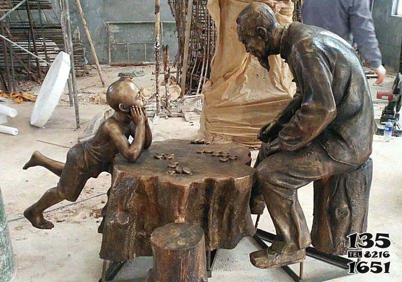 下棋雕塑-公园下象棋的祖孙人物小品铜雕高清图片