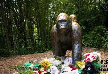猩猩雕塑-户外园林不锈钢仿铜背着猴子的猩猩雕塑
