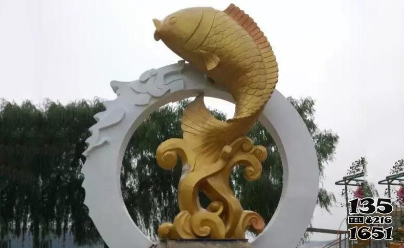 鱼雕塑-户外景区一只金色不锈钢跃龙门的鲤鱼雕塑高清图片