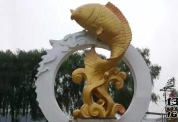 鱼雕塑-户外景区一只金色不锈钢跃龙门的鲤鱼雕塑