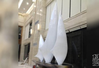 船雕塑-酒店园林摆放白色船帆玻璃钢船雕塑